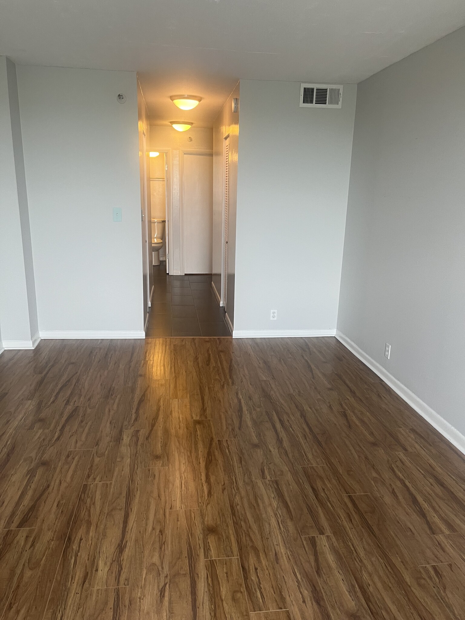 Building Photo - 400 E Colonial Dr