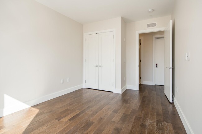 Building Photo - 372 9th St