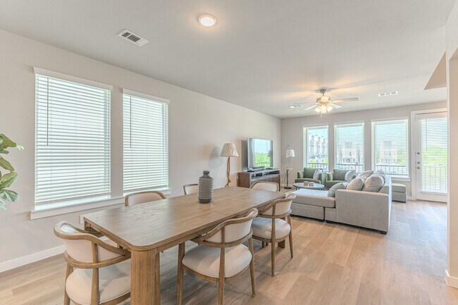 Building Photo - 494 S Centro Cir