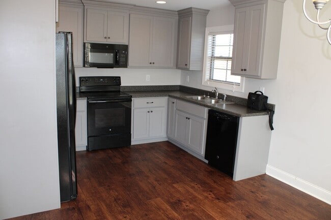 Building Photo - Athens City - Large Fenced in Backyard!