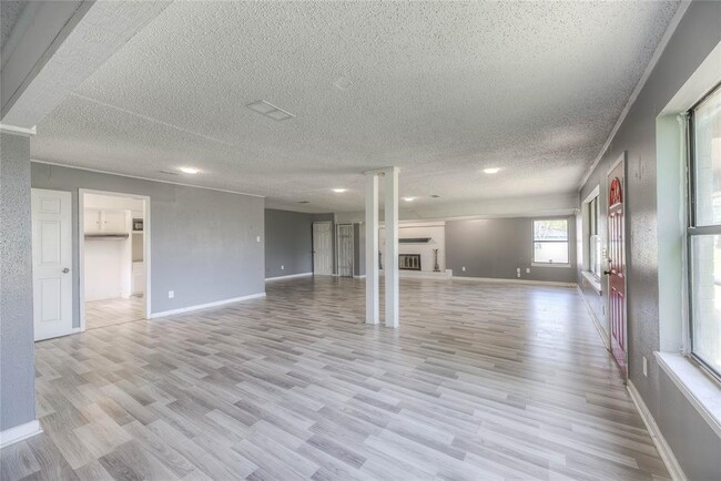 Building Photo - 20 W Oak Rdg Dr