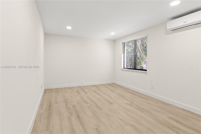 Building Photo - 328 SW 11th Ave