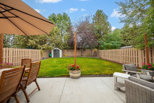 Building Photo - Spacious 4-bed Home with High Ceilings