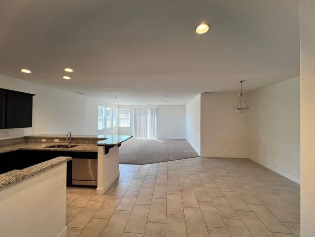 Building Photo - Large 4-bedroom home in Green Valley Estat...