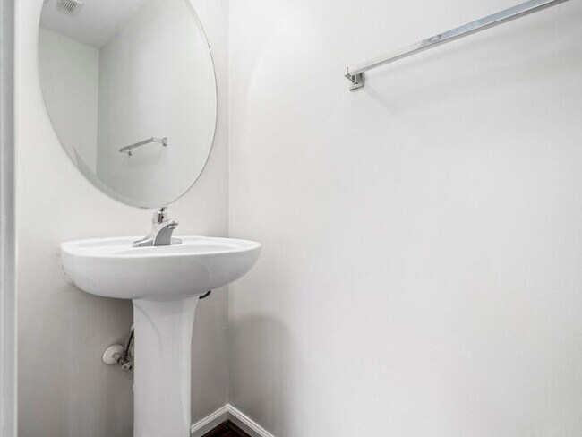 Building Photo - Spacious and Move-In Ready Home! - Fenced ...