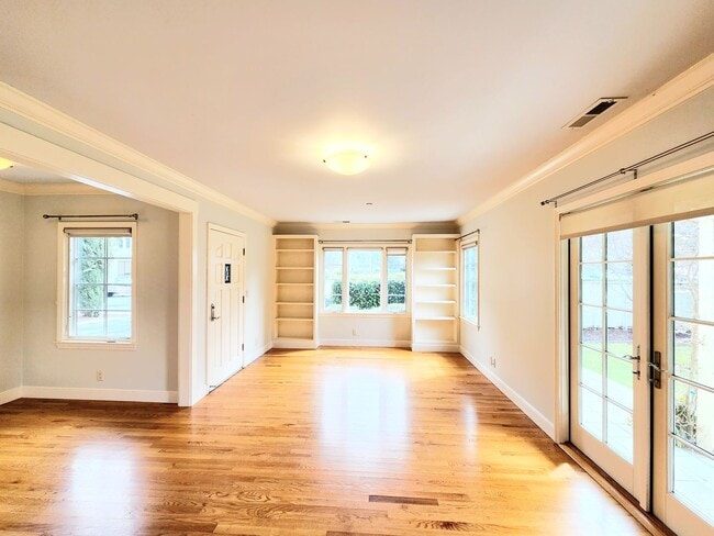 Building Photo - Amazing 1 bedroom with private backyard an...