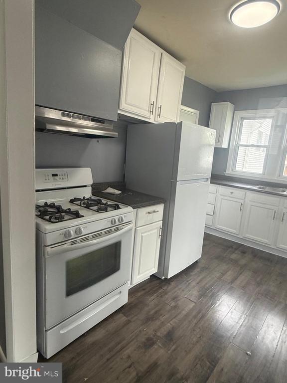 Building Photo - 75 Melrose Ave