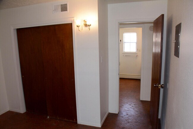 Building Photo - 604 Arno St NE