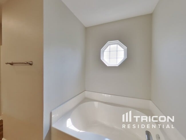 Building Photo - 9710 Treyburn Green Way