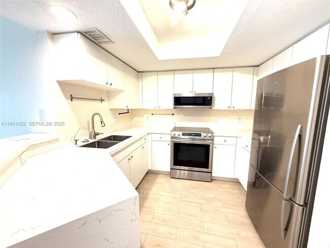 Building Photo - 2039 SE 10th Ave