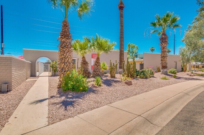 Building Photo - South Scottsdale Studio Casita w/ Private Patio | 4 Weeks Free | Remodeled Quartz & Stainless Kit...