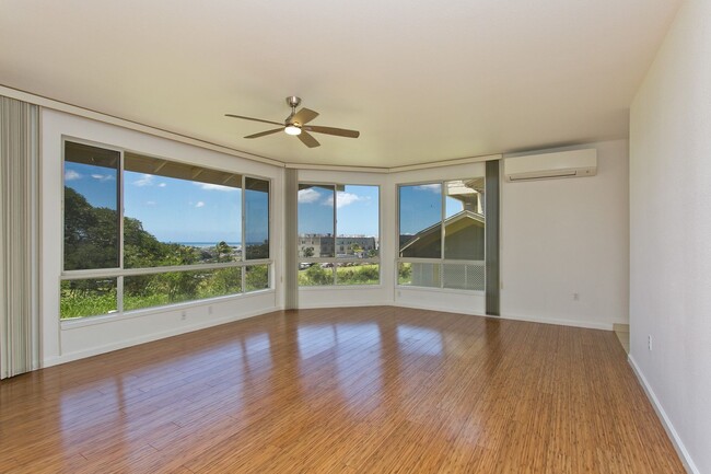 Primary Photo - 3 BED, 2 BATH 2 PARKING IN GATED MOANALUA ...