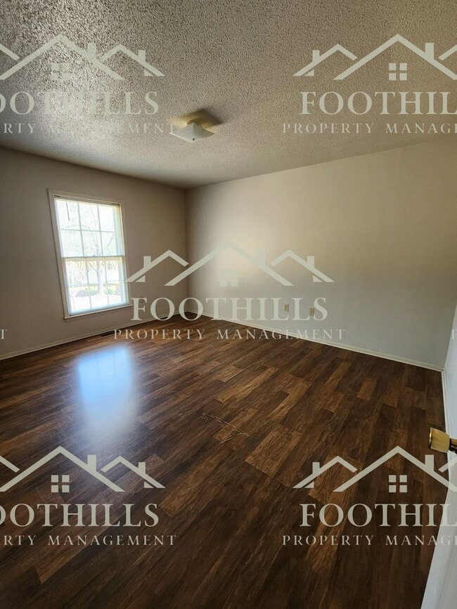 Building Photo - 702 Beagle Run