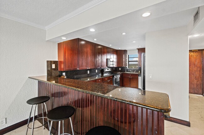 Building Photo - 2400 Deer Creek Country Club Blvd