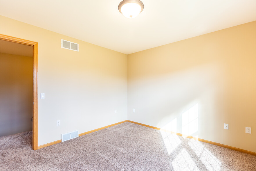 Building Photo - 3745 Maple Grove Dr