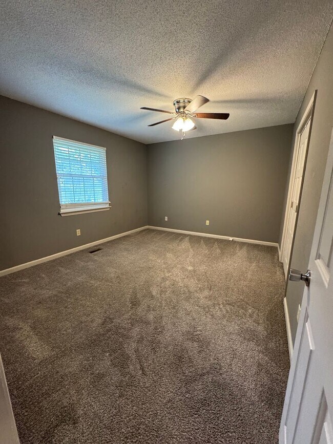 Building Photo - Spacious 3 bedroom 3 bath beautiful home w...