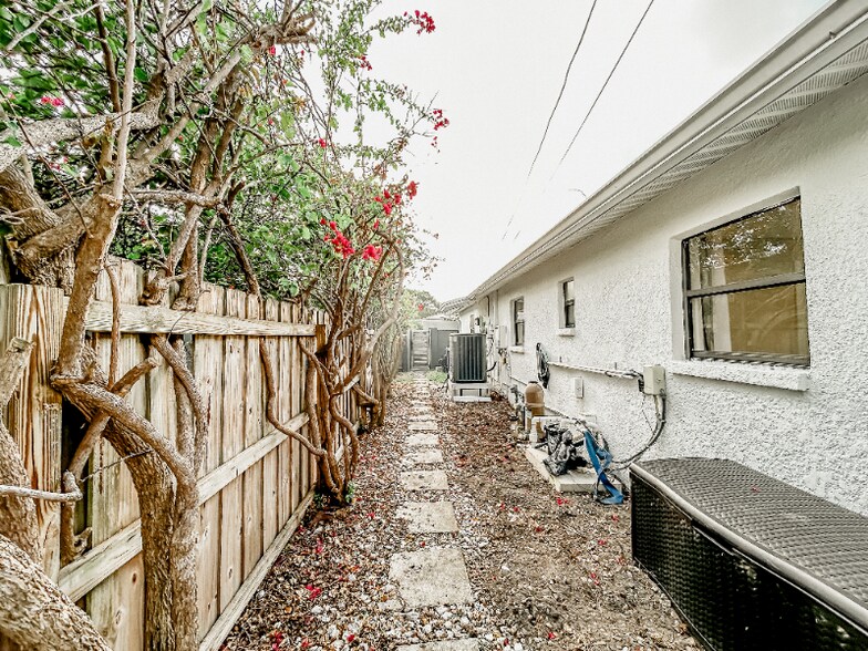 Building Photo - 1847 Shore Acres Blvd NE