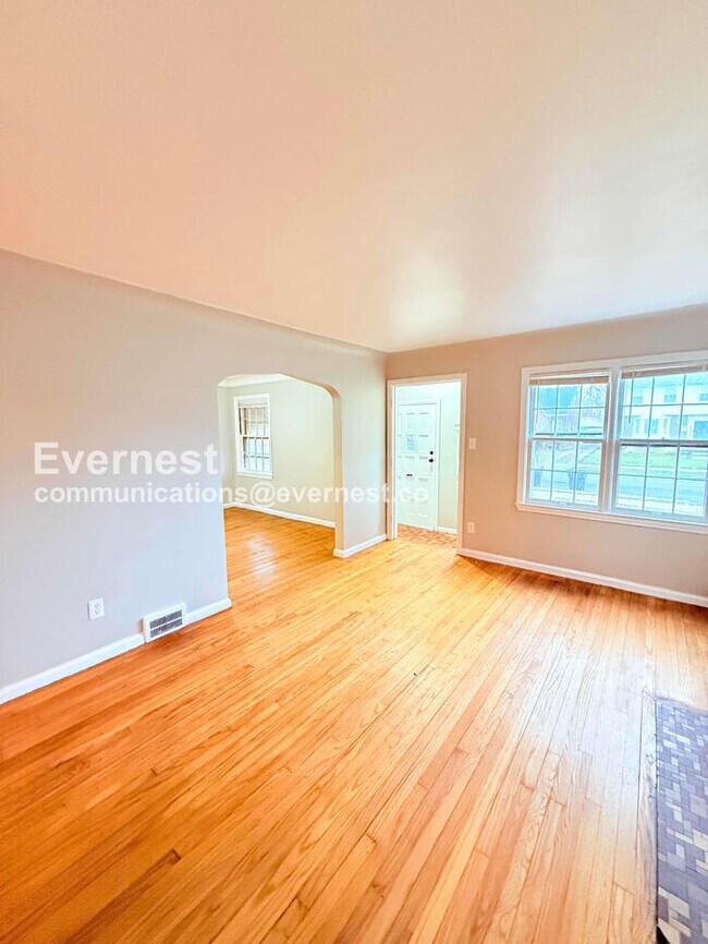 Building Photo - 11009 Roxbury St