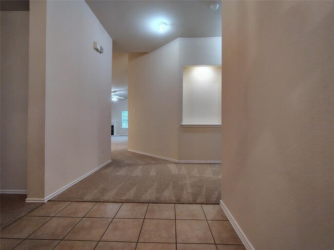 Building Photo - 3109 Lynnbrook Dr