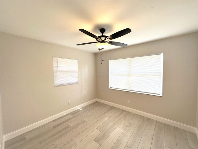 Building Photo - ** CENTRAL NAPLES ** 3 BED + DEN / 2 BATH ** GARAGE - NO HOA! ** ANNUAL RENTAL **