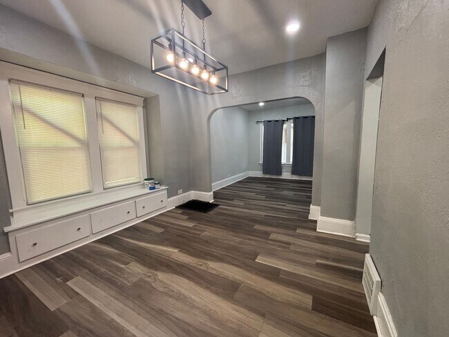 Building Photo - 13721 Beachwood Ave