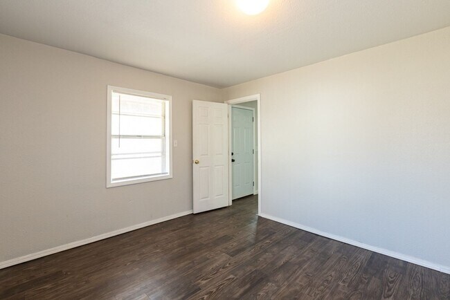 Building Photo - 3 BED/ 1 BATH IN UP AND COMING NEIGHBORHOOD