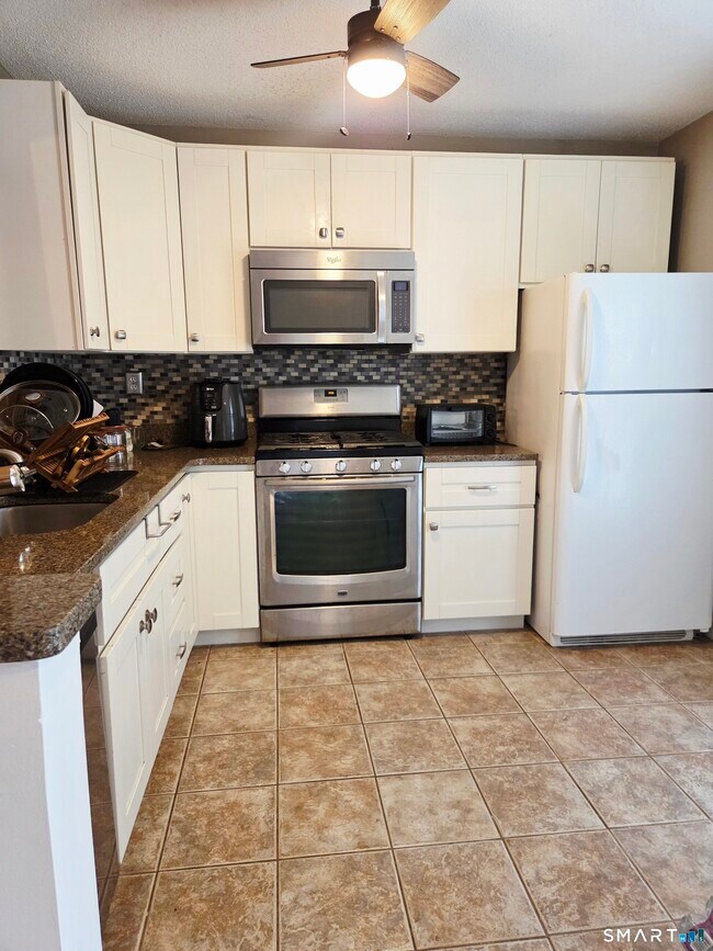 Building Photo - 5 Cherokee Ct