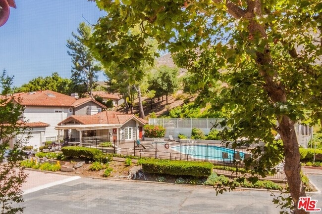 Building Photo - 3131 E Hillcrest Dr