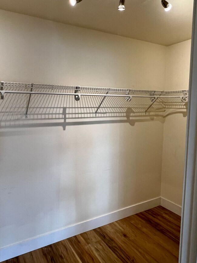 Building Photo - Townhome in Bremerton with beautiful view.
