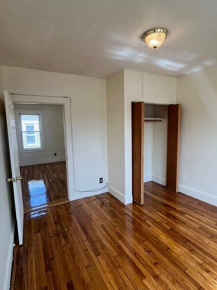 Building Photo - 827 Hyde Park Ave