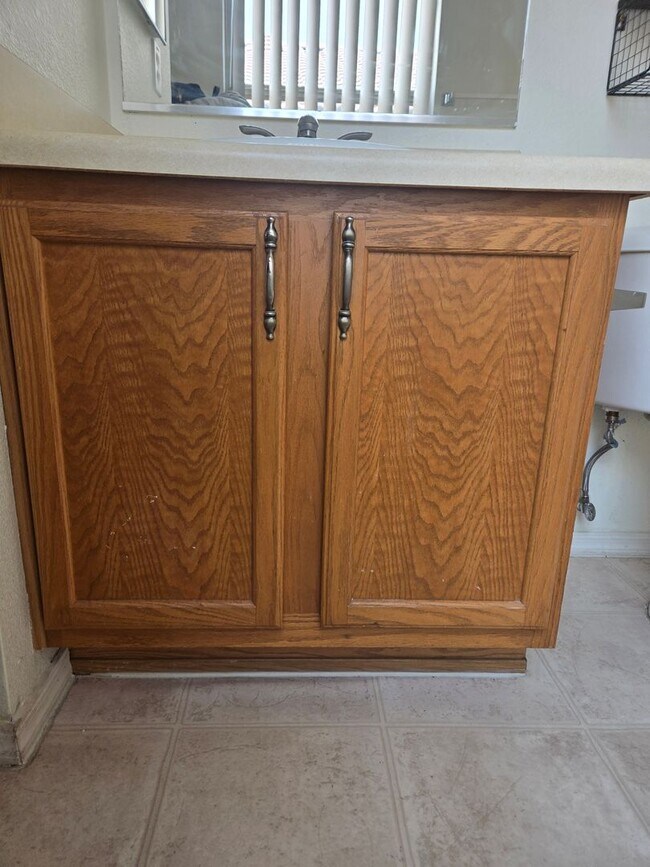 Building Photo - Spacious 3 bed, 2 bath with Den/office, lo...