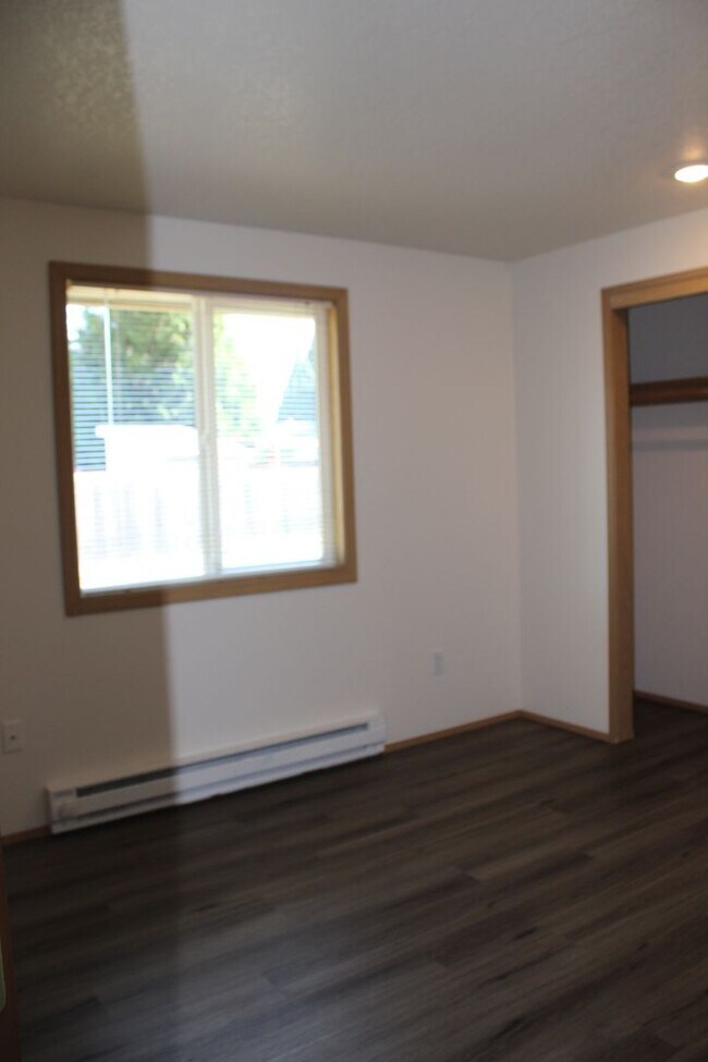Building Photo - 252 NE Palomar Ct