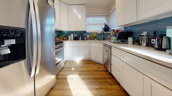 Building Photo - Corner lot on Mary Lane!