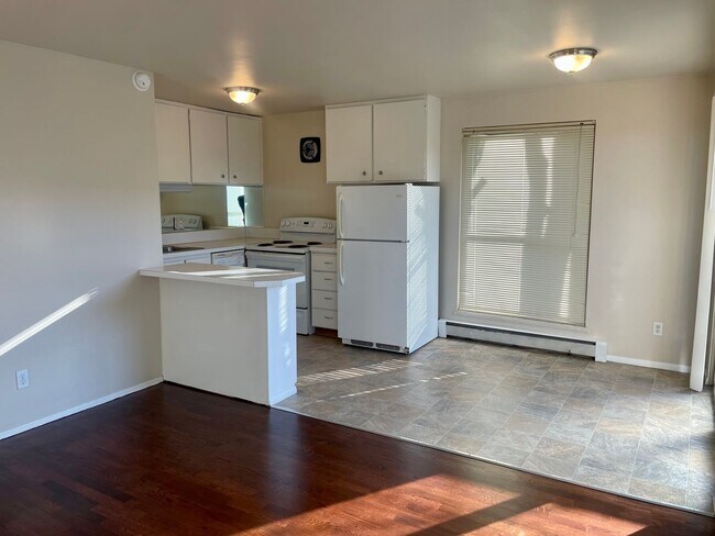 Interior Photo - 615 Summit Apartments