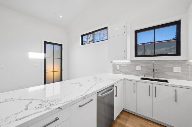 Building Photo - Newly Built Home With Loft in Downtown Palo Alto