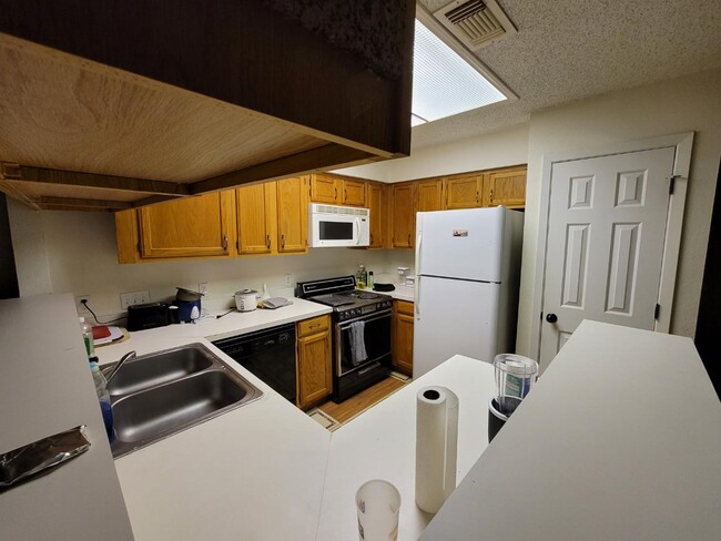 Building Photo - 915 W 23rd St