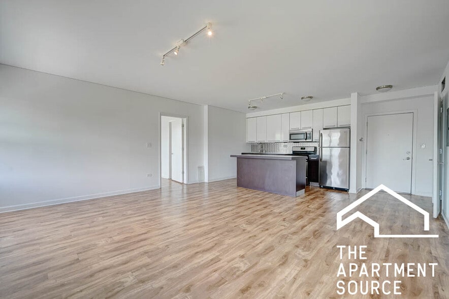 Building Photo - 1545 W Glenlake Ave