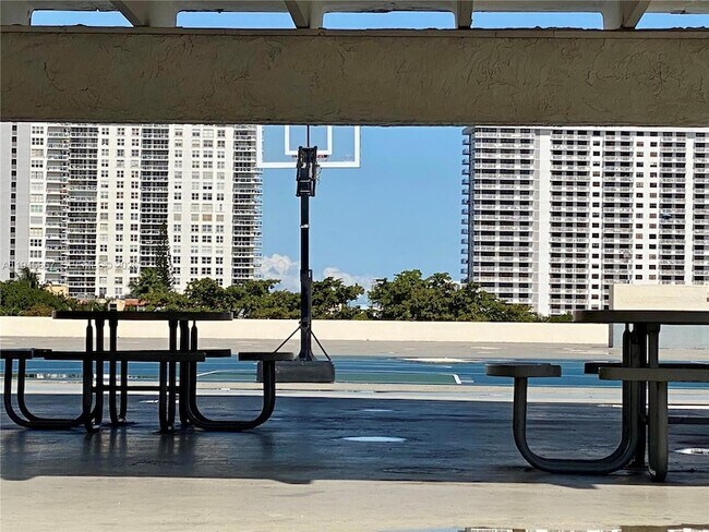 Building Photo - 17011 N Bay Rd