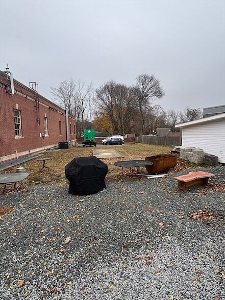 Building Photo - 554 Main St