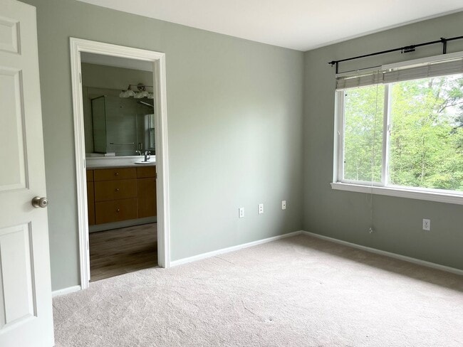 Building Photo - Spacious 2 Bed 2.5 Bath Townhome Style Con...