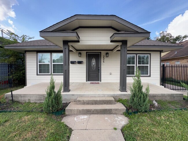 Building Photo - 224 Everton St