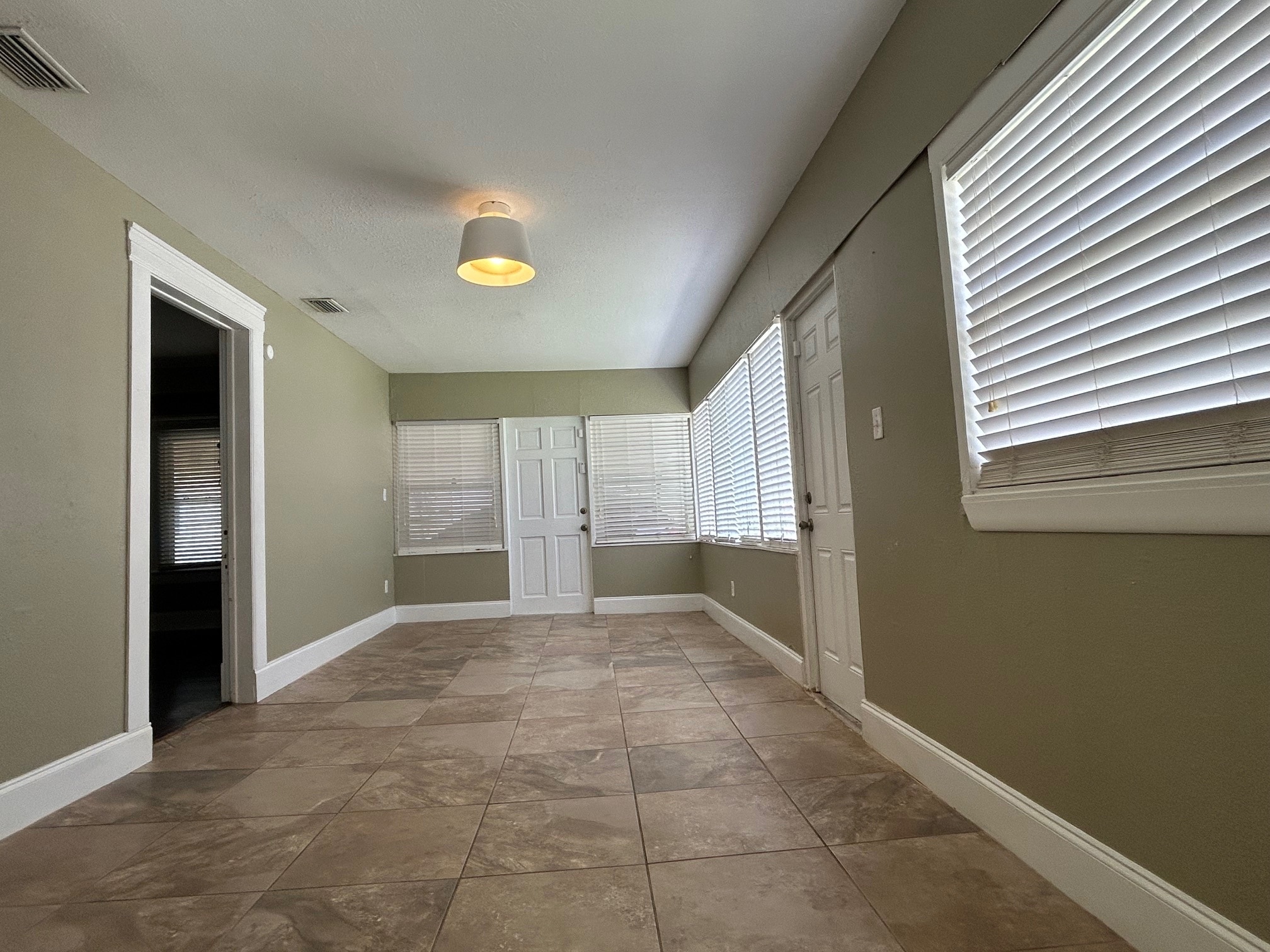 Enclosed bonus room unfurnished - 419 E Belmar St