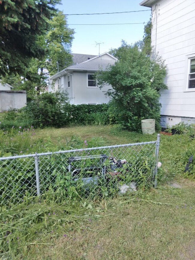 Building Photo - 606 7th St N