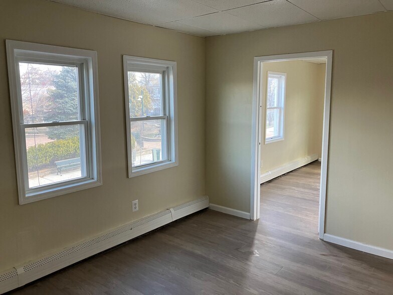 Building Photo - 302 Maple Ave