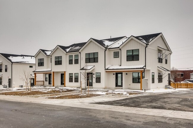 Primary Photo - 3 Bedroom Townhomes For Rent