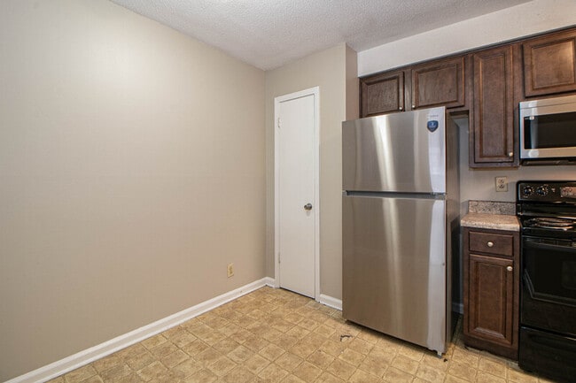 Building Photo - 807-B Golfview Place