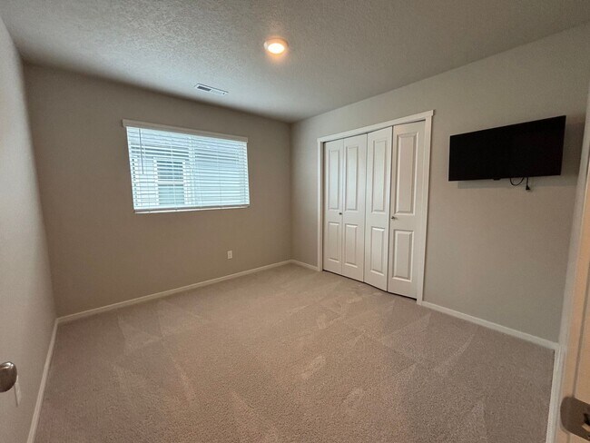 Building Photo - Beautiful 4 Bed/2.5 Bath Plus Office with ...