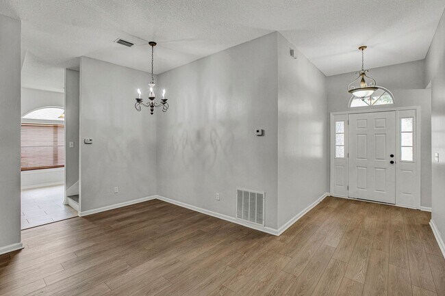 Building Photo - Renovated 5 bedroom/3 bathroom home in Wor...
