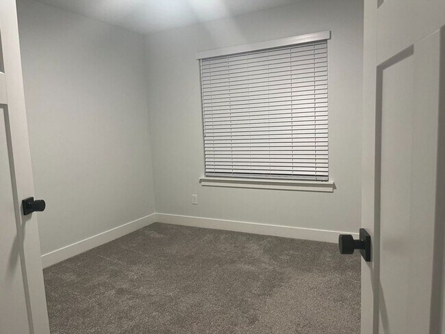 Building Photo - Private Basement Suite in Shared Lehi Townhome, Shared Kitchen