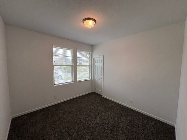 Building Photo - NW Visalia Home For Rent! Close to sports park & shopping centers!